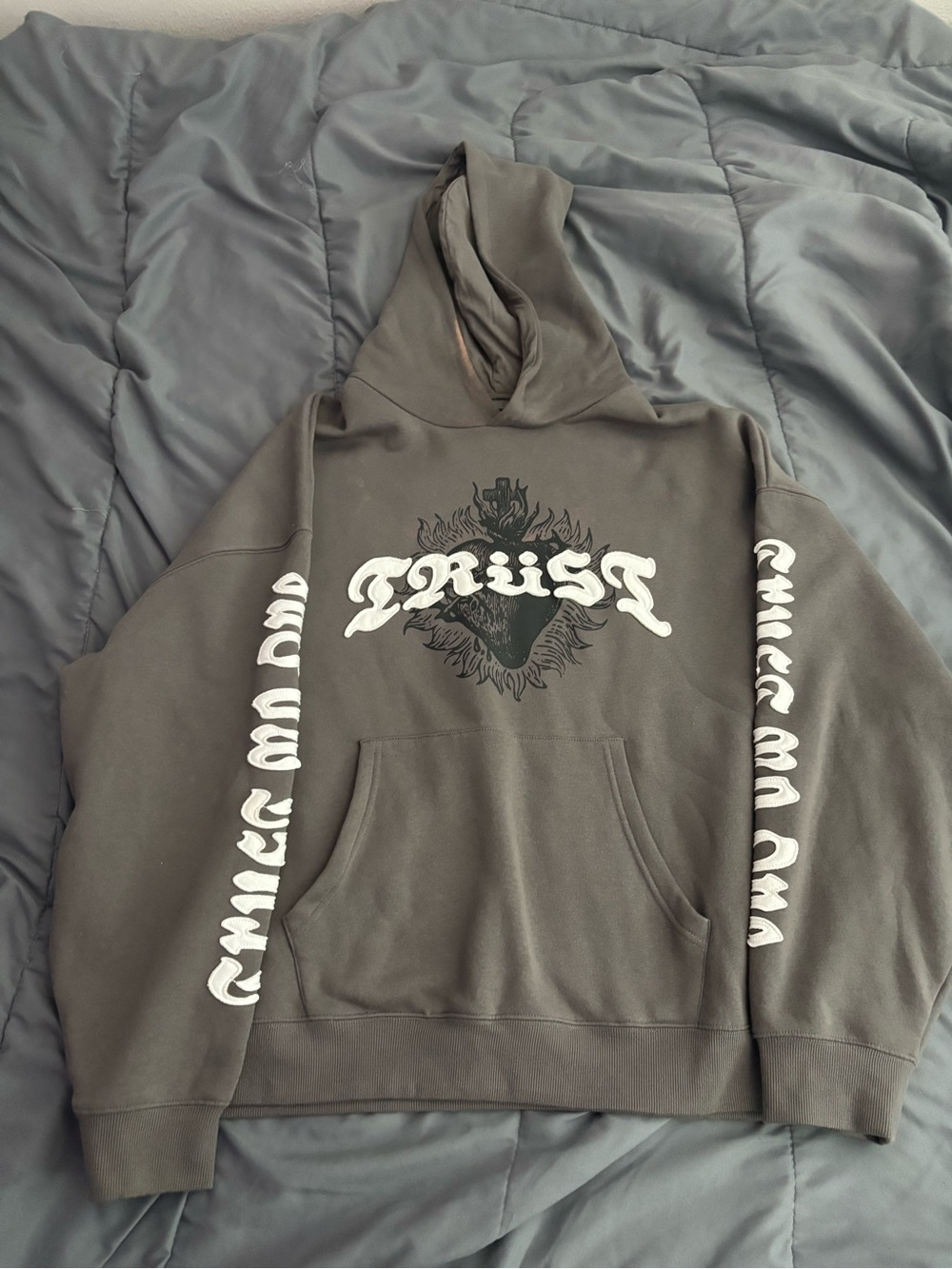 Fashion Nova Men's Gray 'Trust' Graphic Hoodie